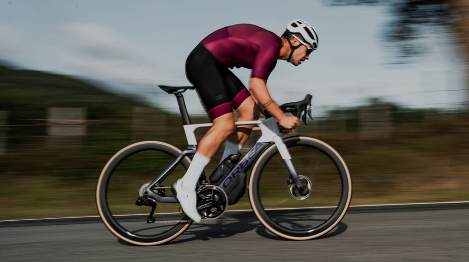 Orbea Orca Aero racefiets tijdens sprint