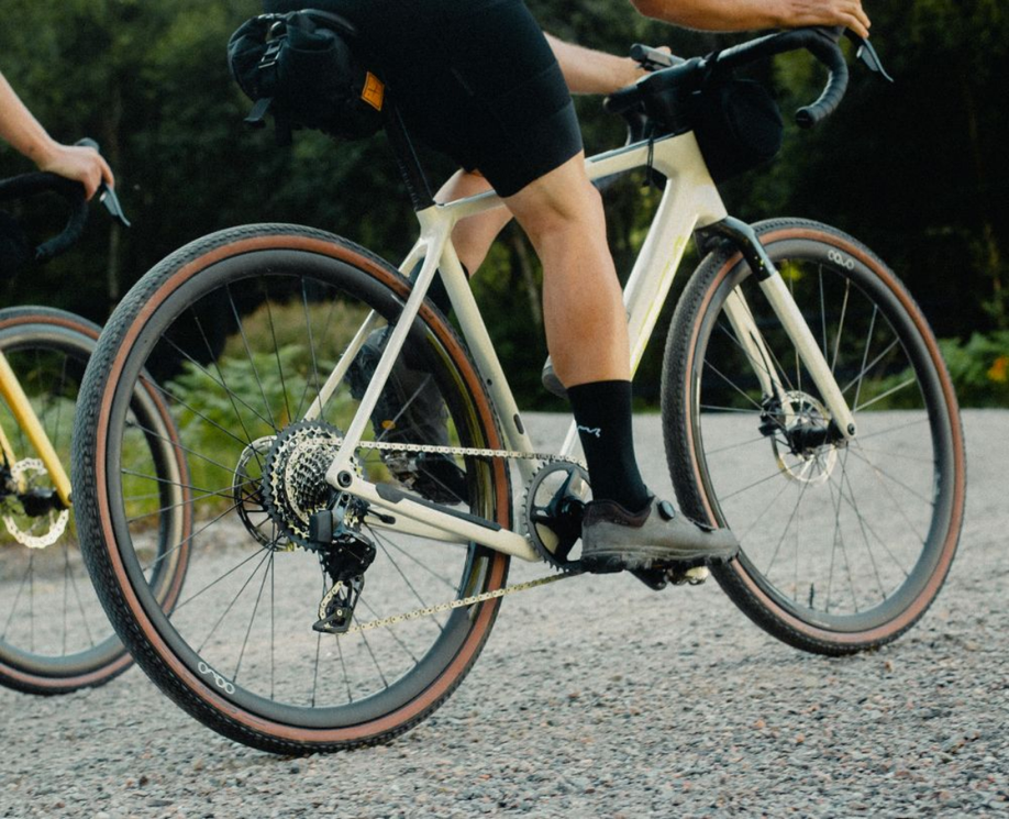 Orbea Terra gravelbike over gravelpad