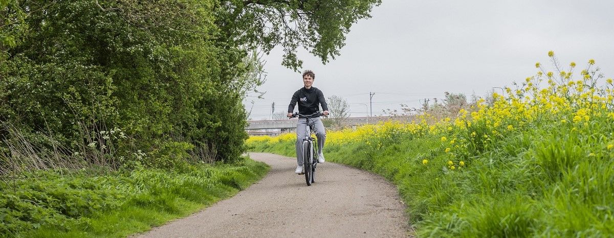 Fietsen met e-bike over gravelpad
