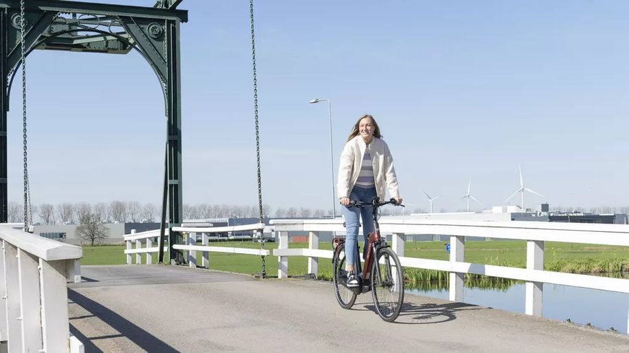 elektrische fiets met bosch middenmotor op de brug