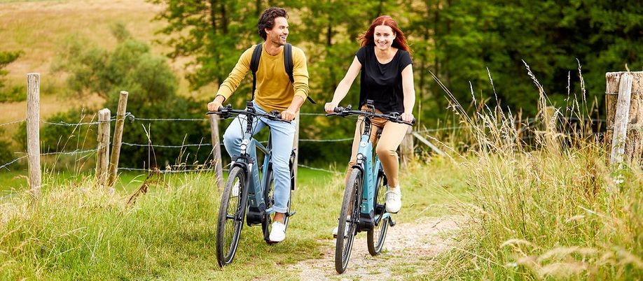 Fietsers op Gazelle e-bikes door heuvelachtig gebied