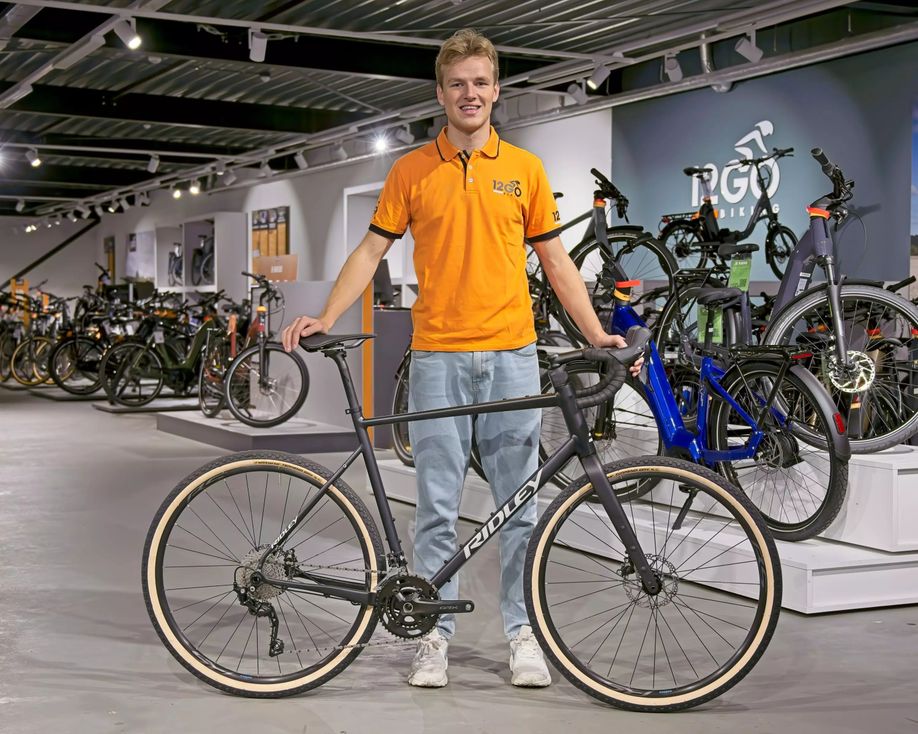 Ridley Kanzo Adventure Alu in de showroom met verkoper van 12GO Biking
