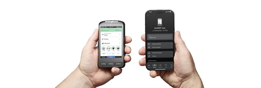 wahoo elmnt ace fietscomputer in linkerhand en wahoo app op telefoon in rechterhand