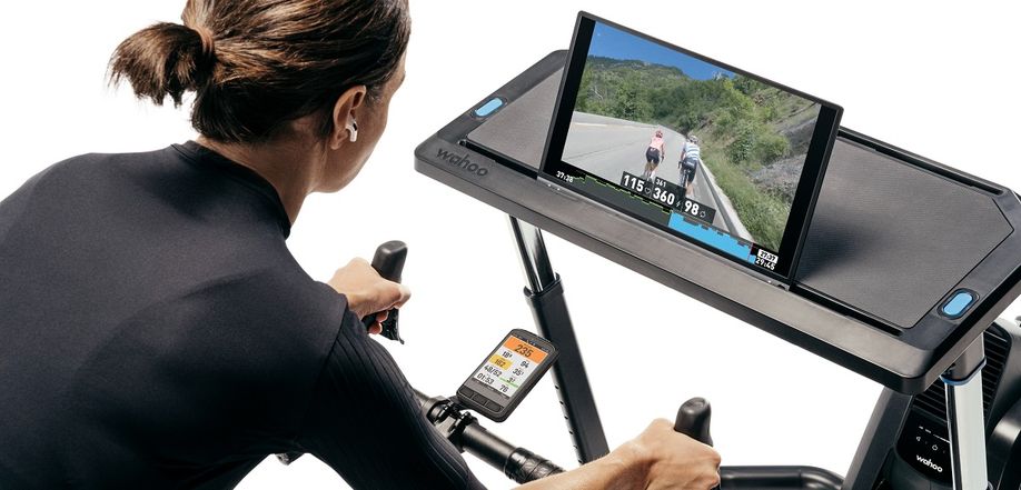 wahoo elemnt ace op fietstrainer met wahoo tafel en tablet als scherm en wahoo kick headwind op de grond
