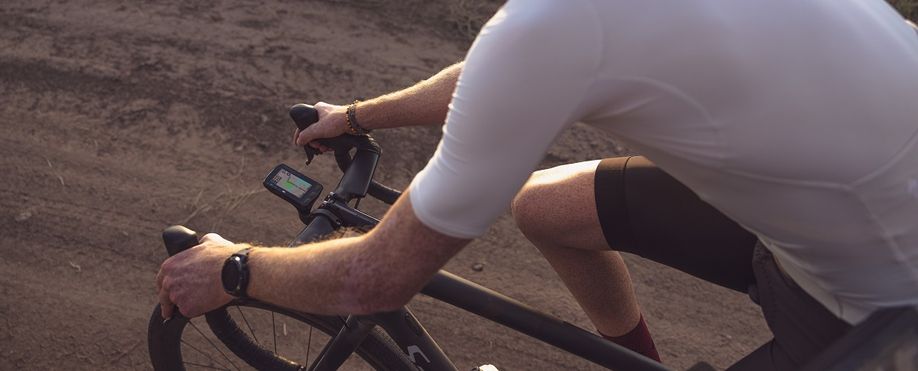 Wahoo elemnt roam op gravelbike met fietser in witte over gravelpad