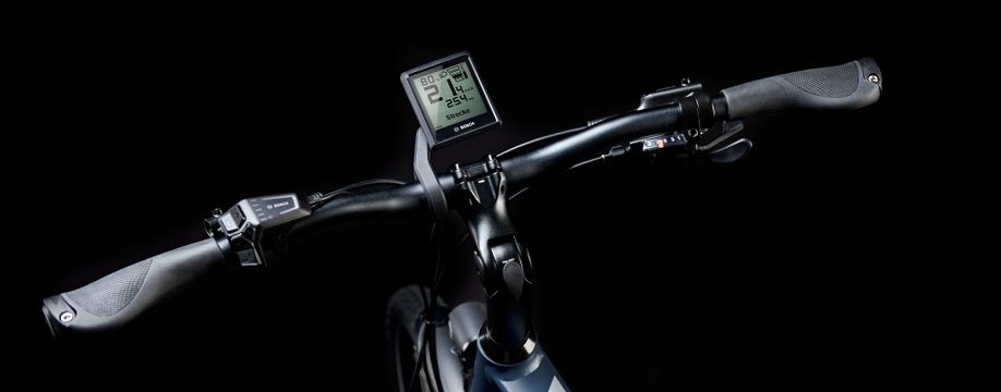 Fiets met Bosch Intuvia 100 display en LED Remote aan de linkerkant van het stuur voor een zwarte achtergrond