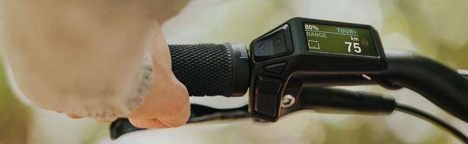 Bosch Purion 200 display op linkerkant van een stuur waarbij een persoon de hendel van vast heeft