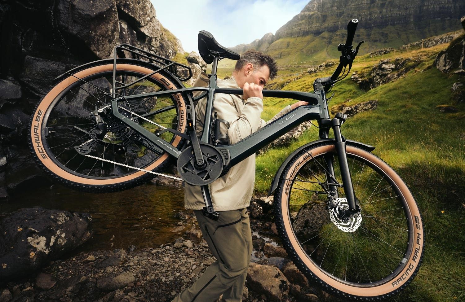 Iemand die een Kalkhoff Endeavour L 400 optilt