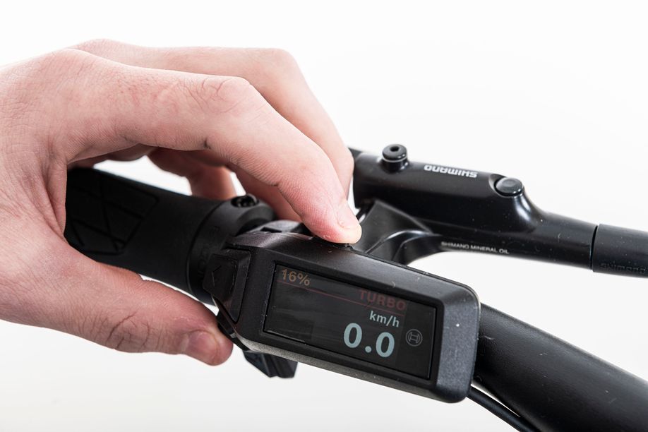 Aan de bovenkant van het bedieningspaneel vind je meestal de aan-uitknop.