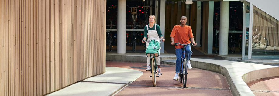 2 kinderen op een schoolfiets
