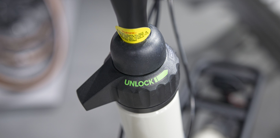 Stuurslot van een moederfiets met draaibeweging om hem vast of los te zetten