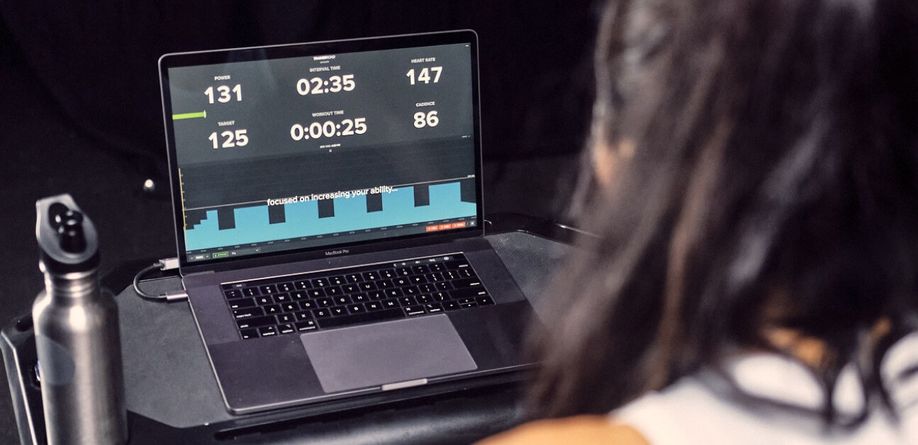 TrainerRoad digitale interface met power, tijd, hartslag, cadans en de verschillende tempoblokken in een overzicht op macbook