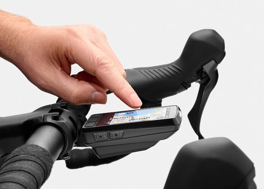 Wahoo ELEMNT Roam 3 op fietsstuur waarbij navigatie met vinger wordt bediend
