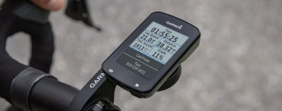 Zwarte Garmin fietscomputer met melding dat er door iemand anders gebeld wordt