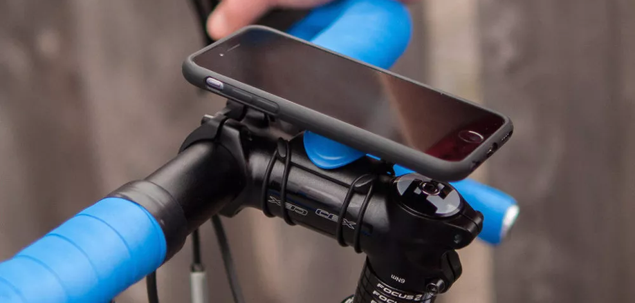 Apple smartphone bevestigd op stuurpen van racefiets met blauw stuurlint