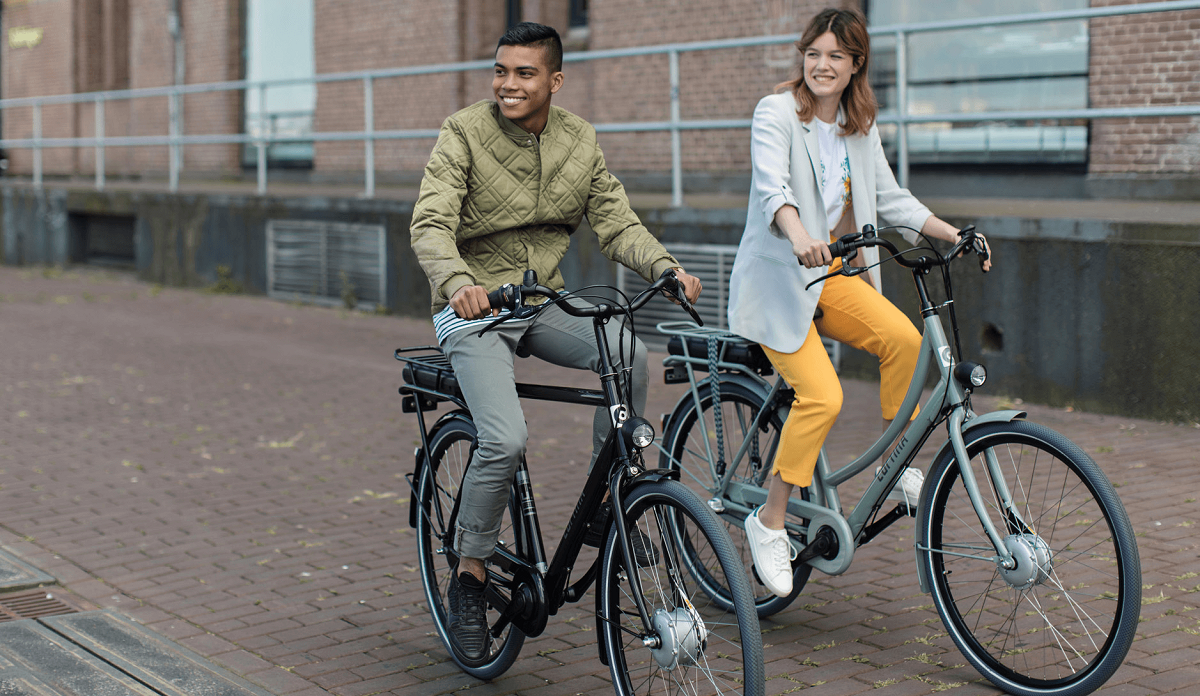 Kinderen met elektrische fietsen