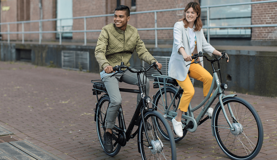 Kinderen met elektrische fietsen