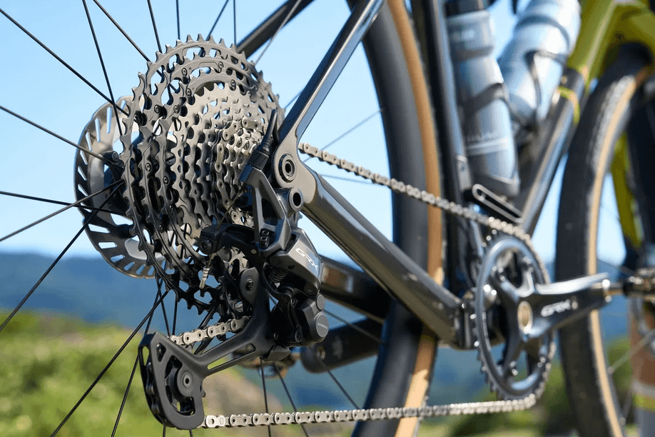 Close-up vanaf de achterkant van een Scott gravelbike met Shimano GRX820 aandrijving in de bergen