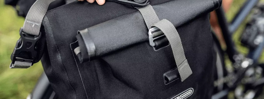 Zwarte enkele fietstas met gespsluiting bij de bovenkant