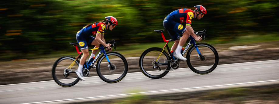 2 fietsers op Trek racefietsen 