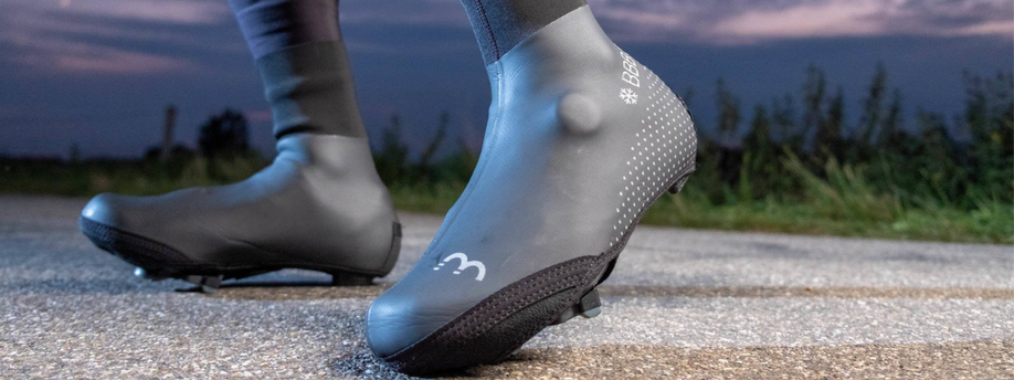 Overschoenen aantrekken