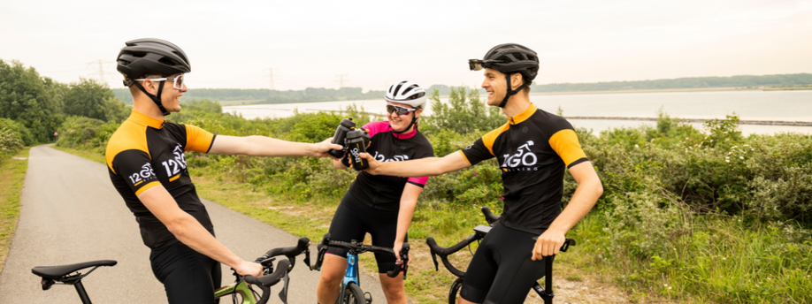 3 fietsers die gezellig pauze hebben tijdens het fietsen