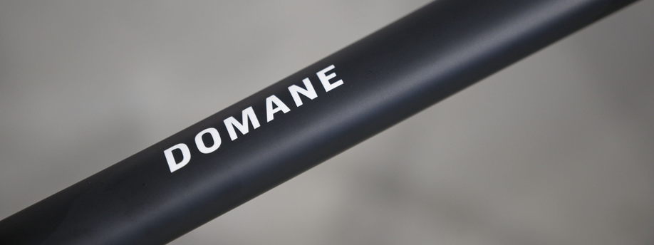 Zwarte bovenbuis van de Trek Domane AL 5 met de teskt Domane in het wit