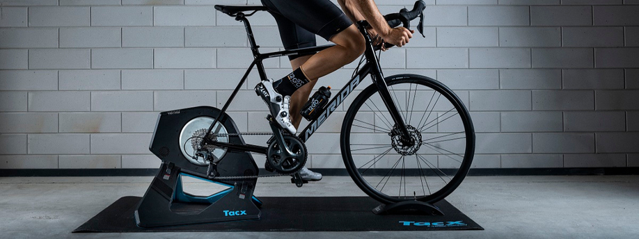 Fiets met steekas op Tacx