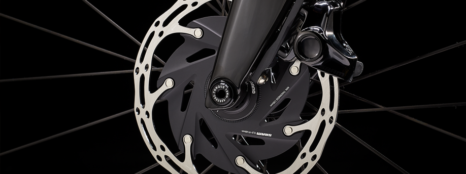 Steekas op een zwarte racefiets met SRAM schrijfremmen