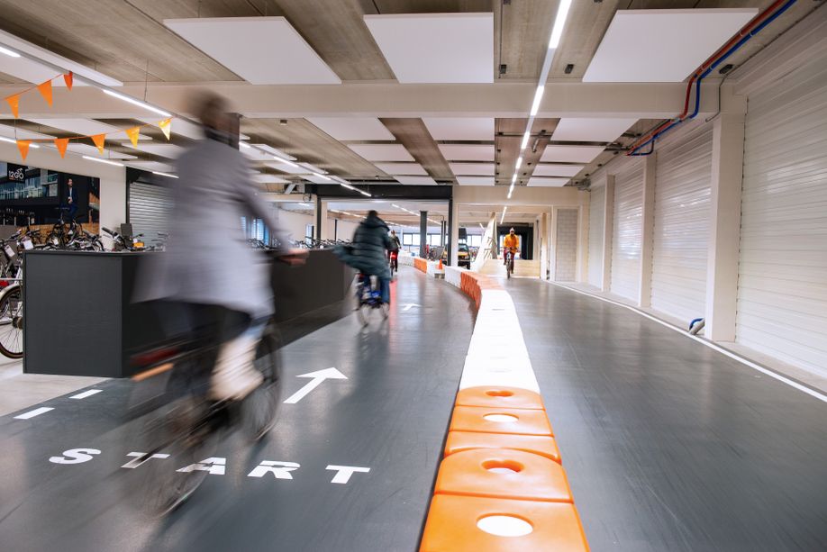 Testbaan voor kinderen binnen in de winkel bij 12GO Biking