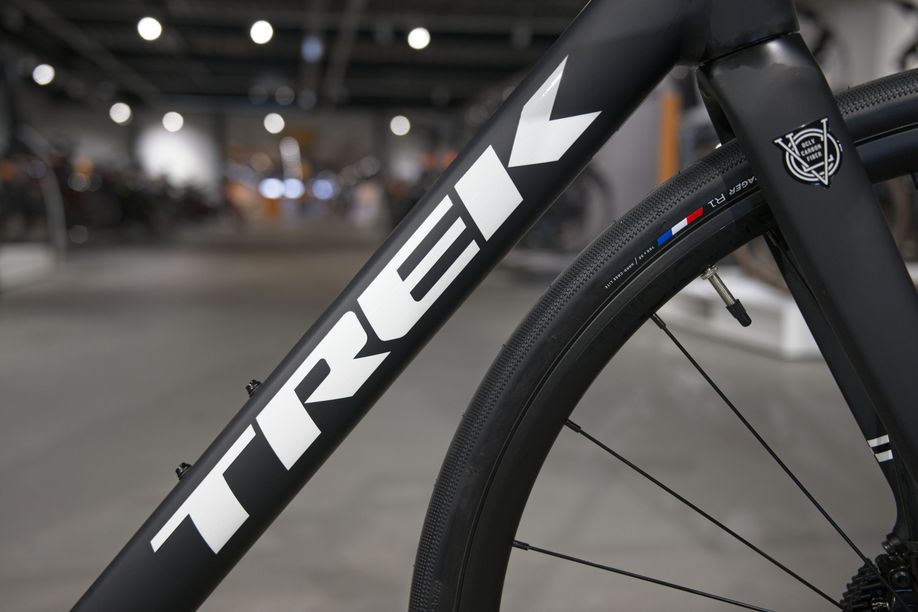 Onderbuis van de Trek Domane AL5 met het witte Trek logo groot op het frame