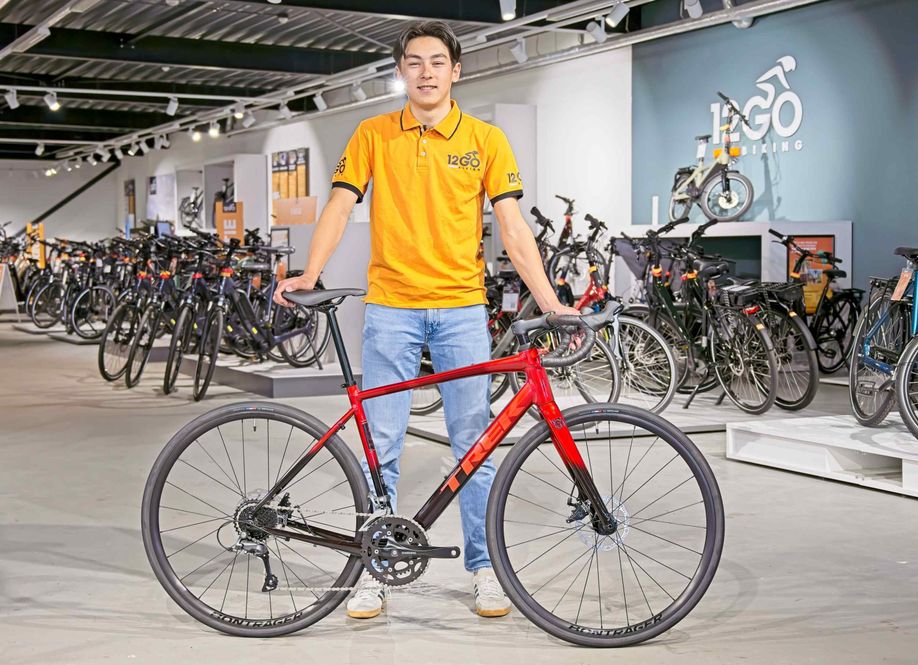 12GO medewerker met de Trek Domane