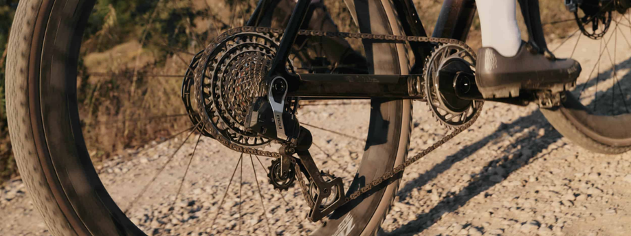 SRAM RED XPLR AXS op een zwarte mountainbike die over een droog gravelpad rijdt