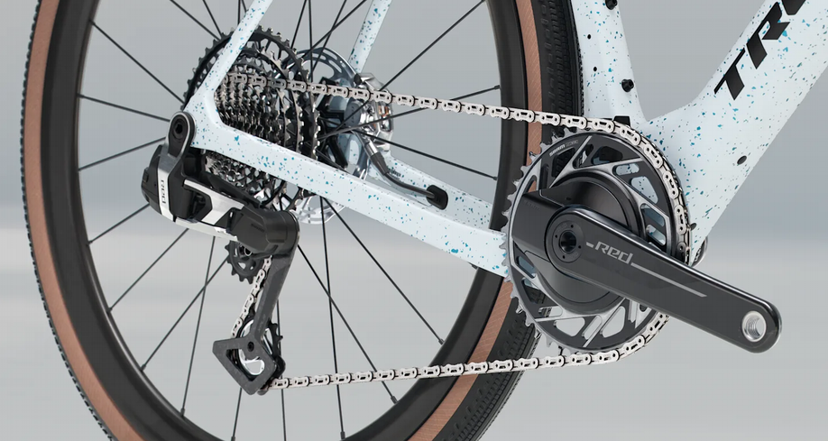 SRAM RED XPLR AXS groepset op een witte trek met blauwe verfspetters en een wit grijzige achtergrond