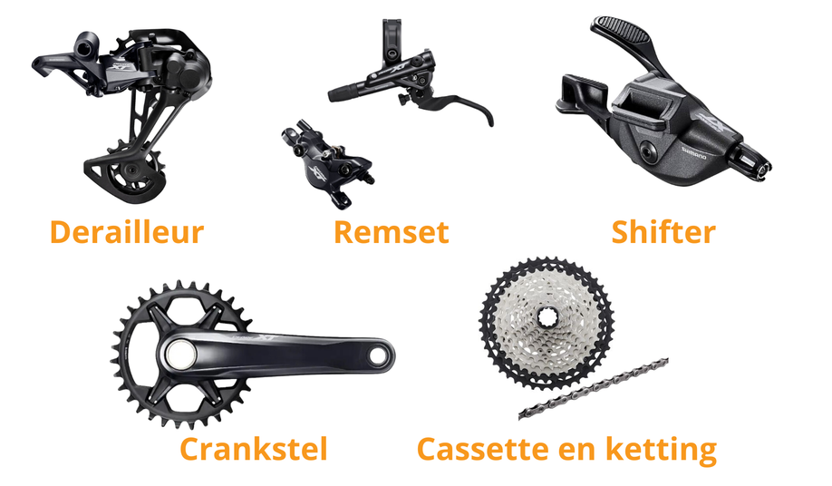 Shimano XT derailleur, remset, shifter, crankstel en cassette met ketting op witte achtergrond