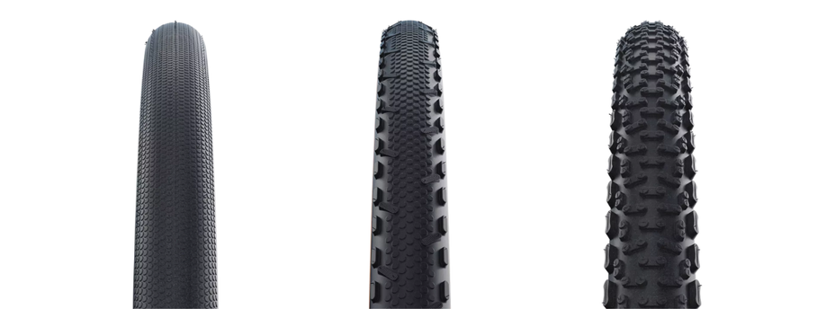 Verschillende buitenbandprofielen van een gladde gravelbanden, gemengde gravelbanden en noppenbanden