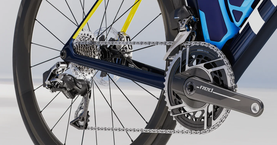 SRAM Red AXS E1 groepset op een Trek Madone met de Lidl kleurencombinatie op het frame