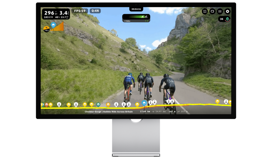 4 in-game fietsers op de app Rouvy door echte bergen met onderin hoogteprofiel