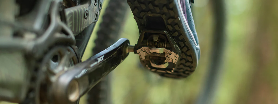 Mountainbikeschoen bevestigt op pedaal met Shimano SPD bevestiging en Shimano XT crank