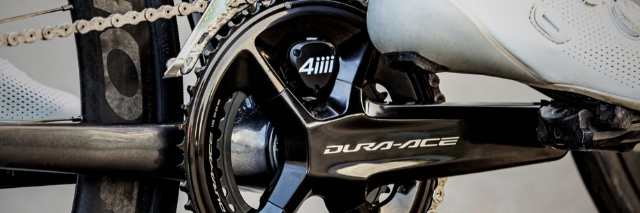 Dura-ace crankstel met 4iiii powermeter en witte racefiets schoenen zwartgrijze racefiets