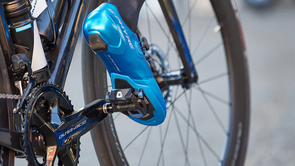 Blauwe Shimano S-Phyre schoen op een Dura-Ace crank van een racefiets met Shimano SPD SL schoenplaatbevestiging