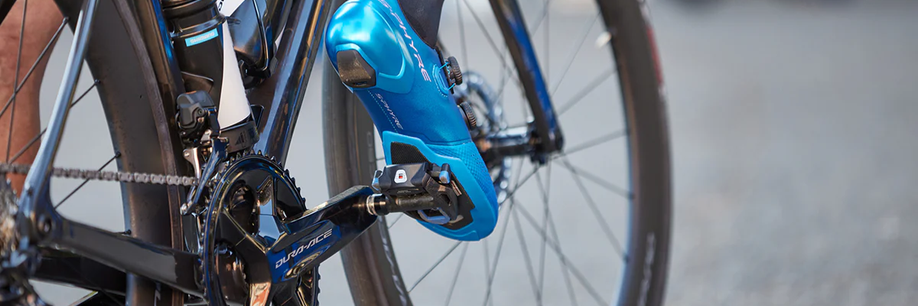 Blauwe Shimano S-Phyre schoen op een Dura-Ace crank van een racefiets met Shimano SPD SL schoenplaatbevestiging
