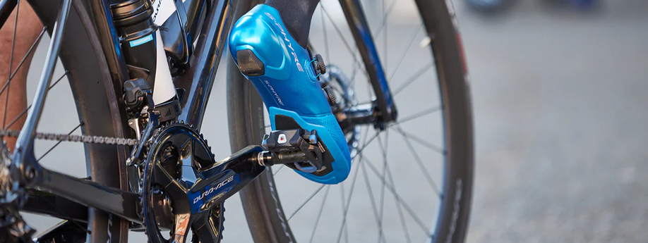 Blauwe Shimano S-Phyre schoen op een Dura-Ace crank van een racefiets met Shimano SPD SL schoenplaatbevestiging