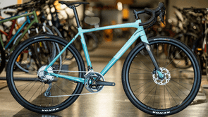 Bianchi Impulso Allroad in de showroom van 12GO Biking met veel fietsen op de achtergrond