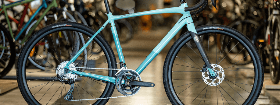 Bianchi Impulso Allroad in de showroom van 12GO Biking met veel fietsen op de achtergrond