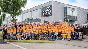 Volledige groep met 12GO Biking personeel voor winkel