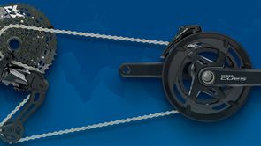 Shimano Cues groepset met cassette, crankstel, ketting, voor- en achterderailleur met blauwe achtergrond