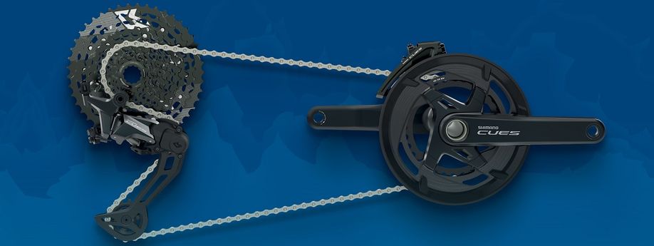 Shimano Cues groepset met cassette, crankstel, ketting, voor- en achterderailleur met blauwe achtergrond