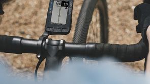 Wahoo ELEMNT Roam op houder van racefiets over gravel