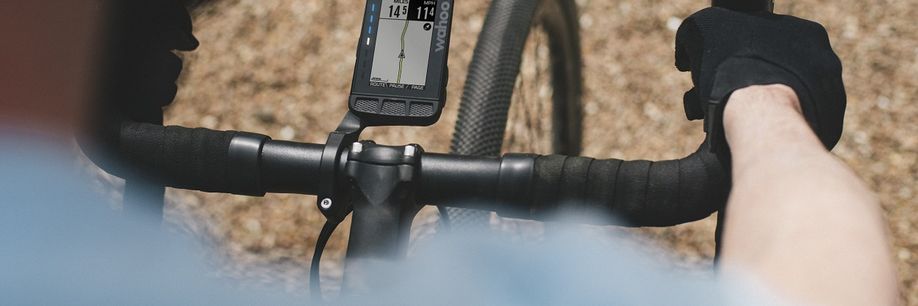 Wahoo ELEMNT Roam op houder van racefiets over gravel